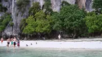 Pulau indah ini telah mendunia. Salah satu film box office, The Beach memakai tempat ini untuk lokasi syutingnya.