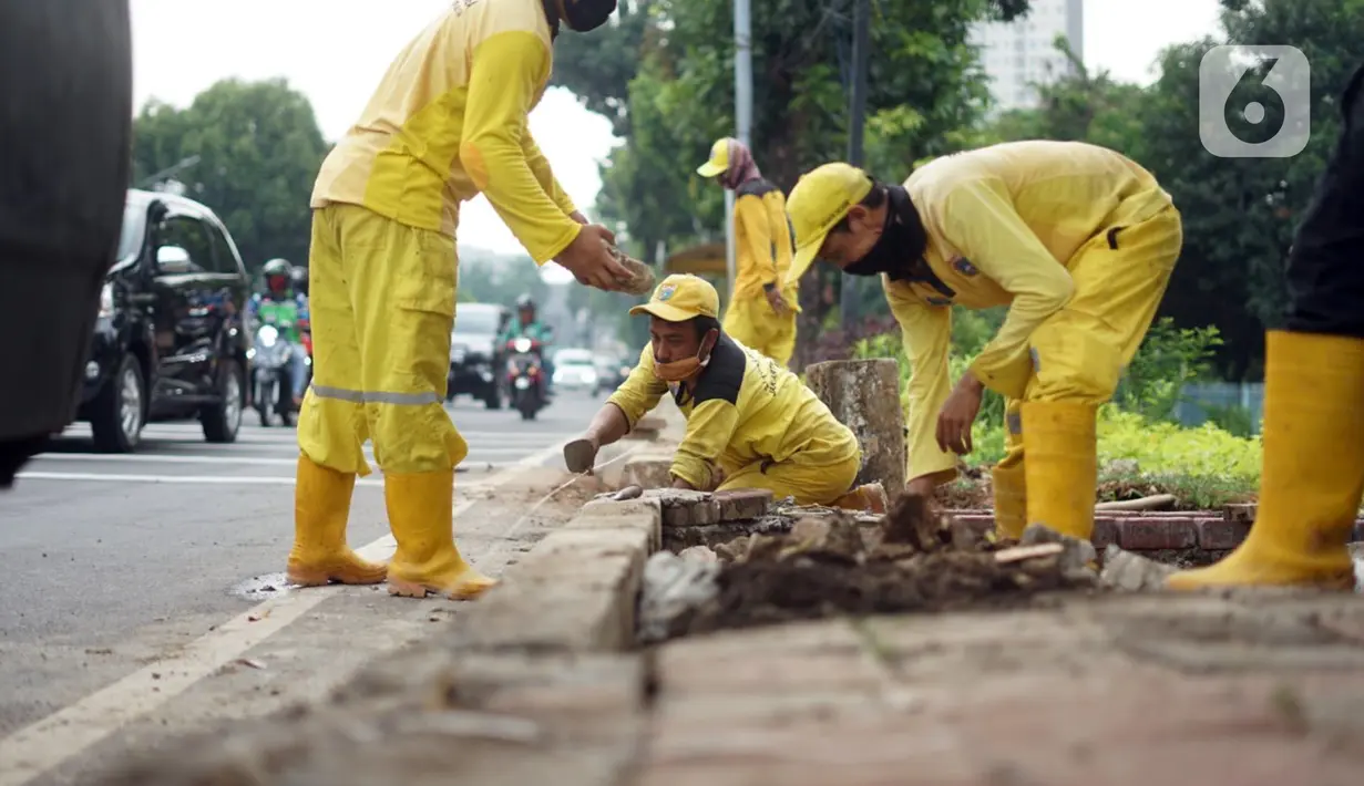 Petugas Sudin Bina Marga memerbaiki trotoar di Jalan Dr. Saharjo, Menteng Atas, Jakarta Selatan, Selasa (17/11/2020). Perbaikan trotoar dilakukan para personel satgas yang tersebar di 10 wilayah kecamatan di Jakarta Selatan. (Liputan6.com/Immanuel Antonius)