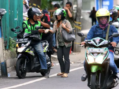 Penumpang membayar ongkos kepada pengemudi ojek online di Jakarta, Selasa (10/3/2020). Kementerian Perhubungan (Kemenhub) melalui Direktorat Jenderal Perhubungan Darat resmi menaikkan tarif batas atas dan tarif batas bawah ojek online. (Liputan6.com/Angga Yuniar)