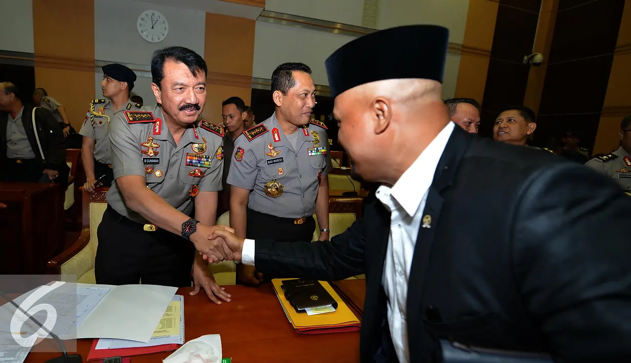 Wakapolri Komjen Budi Gunawan bersalaman usai mengikuti rapat kerja dengan Komisi III DPR di Komplek Parlemen, Jakarta, Kamis (02/07/2015). Rapat membahas persiapan pengamanan pilkada, pelaksanaan 11 program prioritas Polri. (Liputan6.com/Andrian M Tunay)