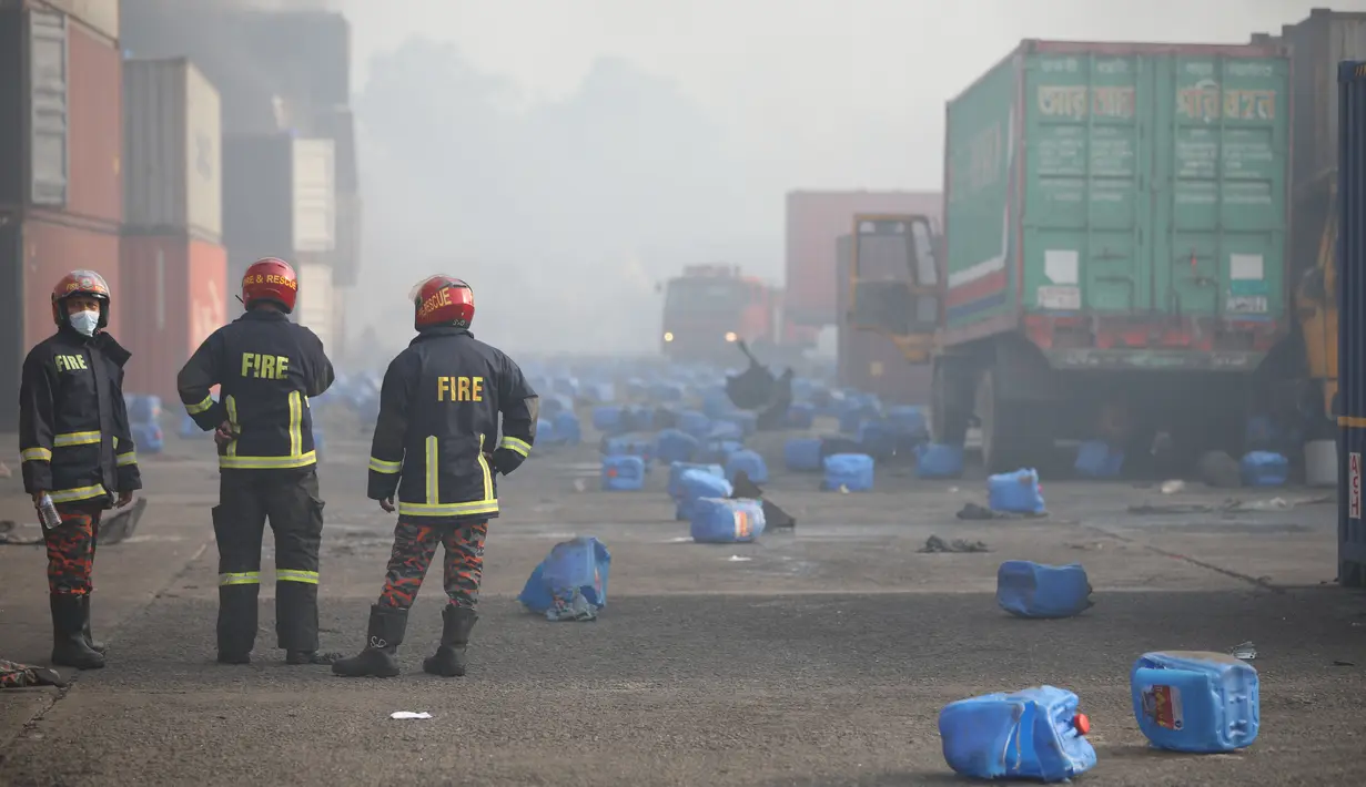 Petugas pemadam kebakaran memeriksa setelah kebakaran terjadi di BM Inland Container Depot, perusahaan patungan Belanda-Bangladesh, di Chittagong, 216 kilometer (134 mil) tenggara ibu kota, Dhaka, Minggu pagi (5/6/2022). Depot ini merupakan tempat untuk distribusi barang-barang ekspor-impor, hanya terletak 20 kilometer dari Pelabuhan Chittagong, salah satu pelabuhan utama di Bangladesh. (AP Photo)