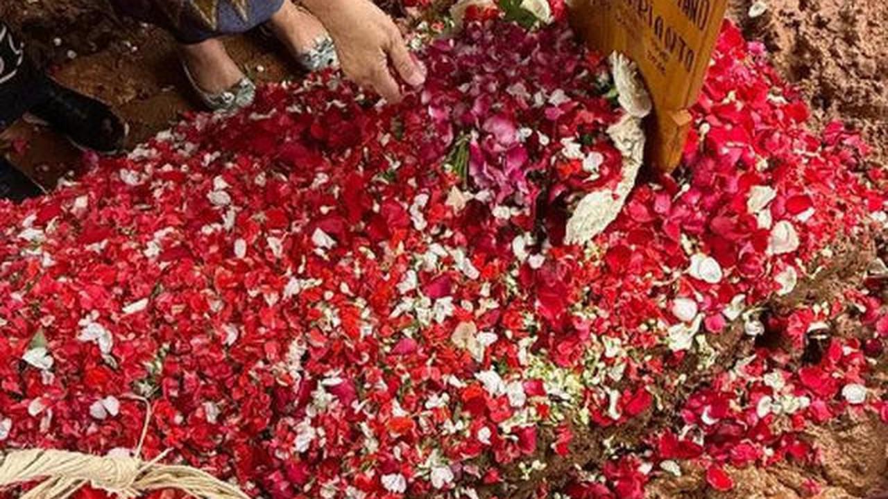 6 Potret Pemakaman Vidi Aldiano, Suasana Penuh Haru Diiringi Hujan