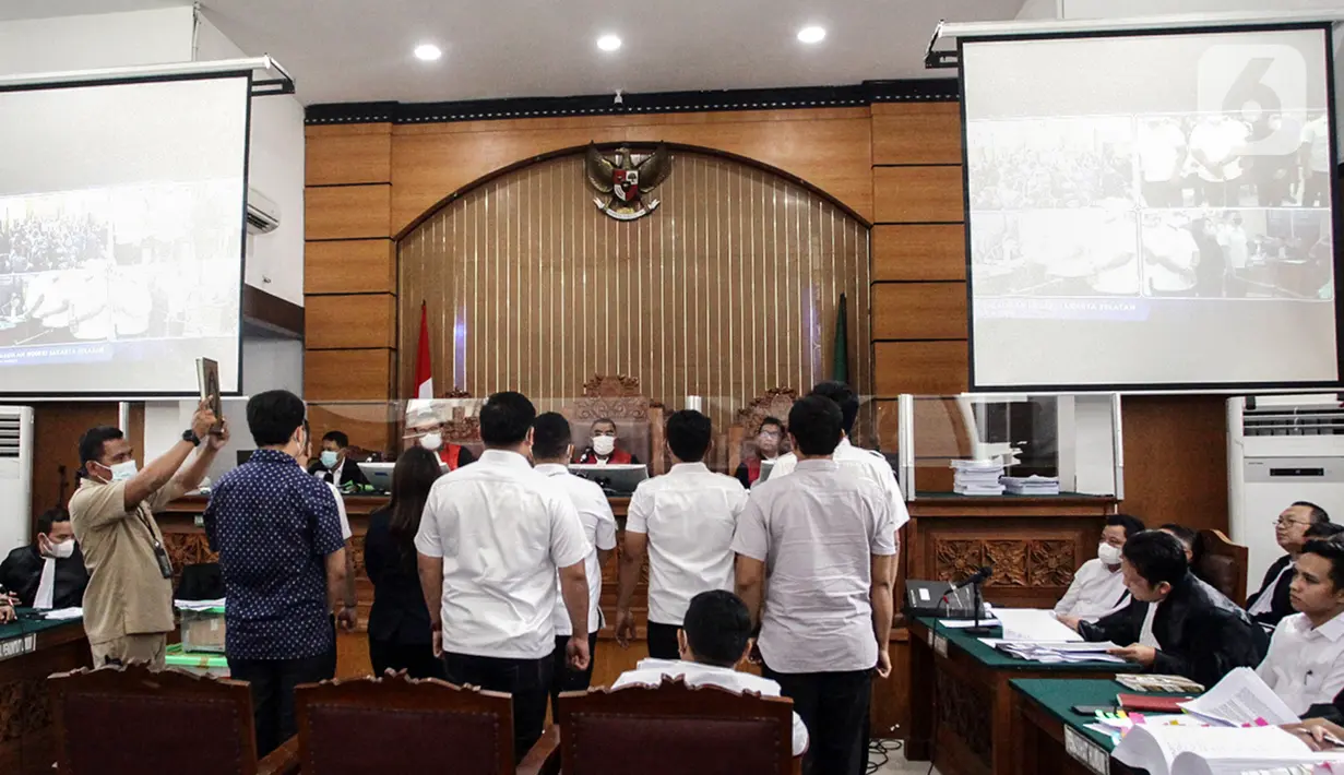Bharada E (kanan) saat menghadiri sidang lanjutan kasus pembunuhan berencana terhadap Nofriansyah Yosua Hutabarat atau Brigadir J di Pengadilan Negeri Jakarta Selatan, Senin (21/11/2022). Dalam sidang tersebut Jaksa Penuntut Umum (JPU) Kejaksaan Negeri Jakarta Selatan menghadirkan 11 orang saksi, sembilan di antaranya merupakan anggota Polri dan dua sisanya karyawan swasta. (Liputan6.com/Johan Tallo)