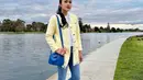 Kali ini, Sandra Dewi memilih warna kuning. Atasan kaus berwarna putih ditumpuknya dengan tweed blazer berwarna kuning terang yang lembut, dipadu dengan celana jeans, sling bag biru, dan sneakers putih. Foto: Instagram.