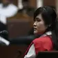 Tersangka pembunuhan Wayan Mirna Salihin, Jessica Wongso mendengarkan jawaban JPU pada sidang di PN Jakarta Pusat, Selasa (21/6). Sidang ini adalah lanjutan dari sidang Rabu (15/6) yang mendengarkan eksepsi kuasa hukum Jessica (Liputan6.com/Faizal Fanani)