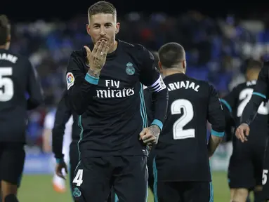 Kapten Real Madrid, Sergio Ramos memberikan salam usai membobol gawang Leganes pada lanjutan La Liga Santander di Butarque stadium, Leganes, (21/2/2018). Real Madrid menang 3-1.  (AP/Francisco Seco)