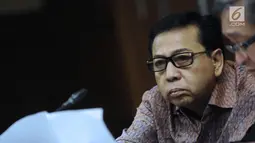 Terdakwa dugaan korupsi pengadaan e-KTP, Setya Novanto saat mendengar kesaksian mantan Wakil Ketua Komisi II DPR, Ganjar Pranowo pada sidang lanjutan di Pengadilan Tipikor, Kamis (8/2). Sidang mendengar keterangan saksi. (Liputan6.com/Helmi Fithriansyah)