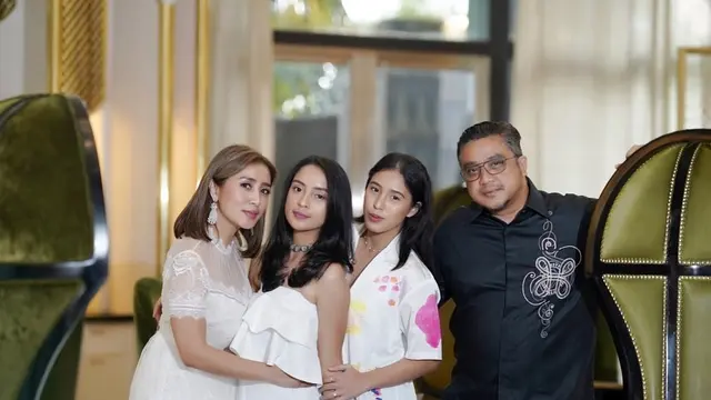 Jarang Terseorot, Ini 7 Potret Sendy Istri Dede Yusuf yang Punya Gaya Sosialita