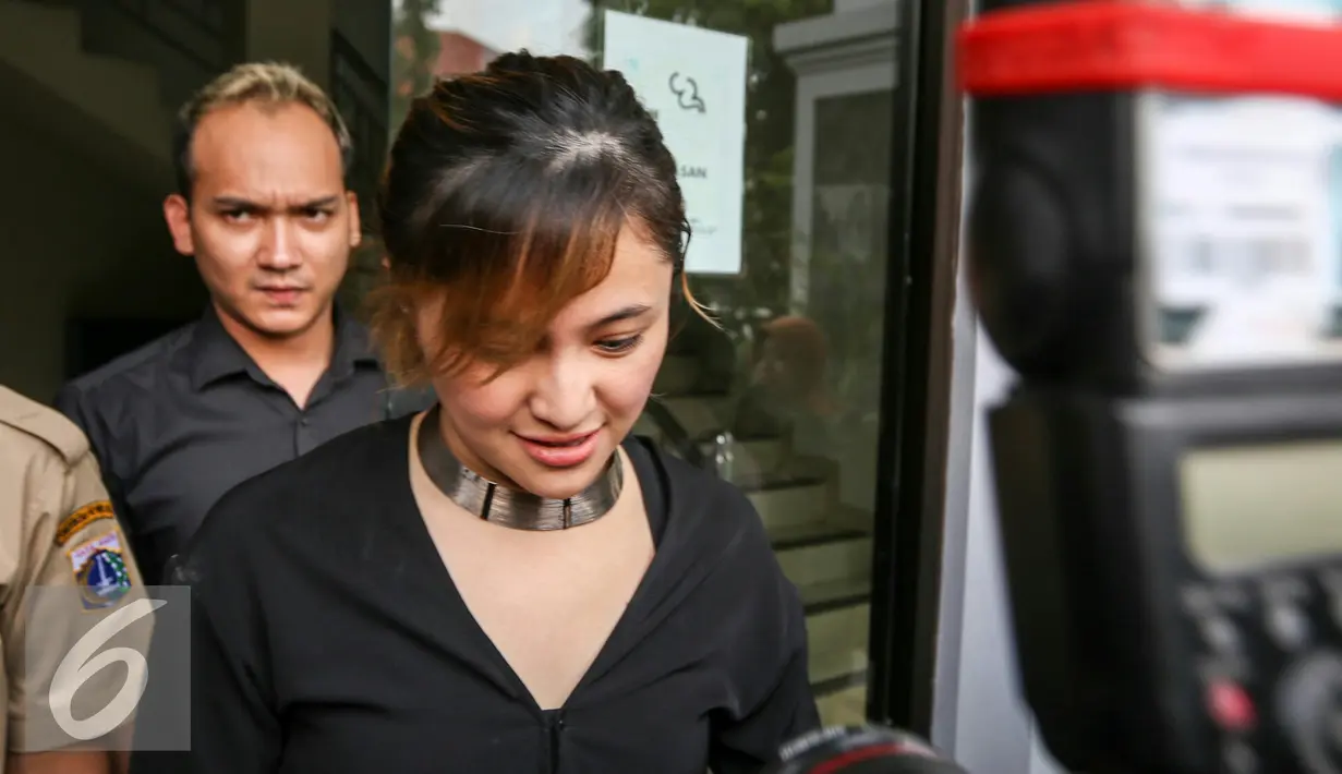 Marshanda didampingi Egi Jhon usai menjenguk ayahnya, Irwan Yusuf di Panti Sosial Bina Insani 2, Cipayung, Jakarta Timur, Senin (28/3). Irwan dirazia petugas Sudin Sosial Jakarta Selatan saat sedang mengemis. (Liputan6.com/Yoppy Renato)