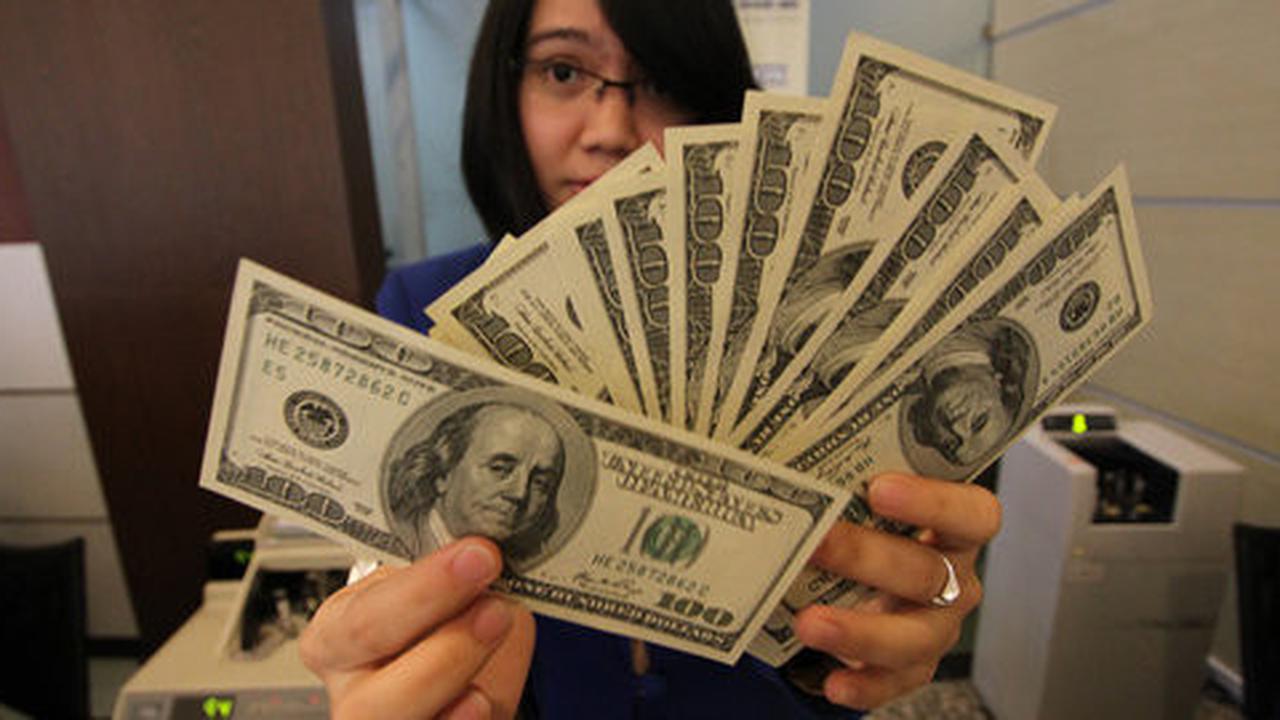 Rupiah melemah karena terlalu banyak dana asing di ekonomi Indonesia
