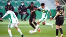 Pemain depan Barcelona Ousmane Dembele (kiri) bersaing dengan bek Elche, Johan Mojica pada lanjutan Liga Spanyol di Stadion Martinez Valero, Elx, Spanyol, Minggu malam WIB (24/1/2021). Barcelona menang 2-0 atas Elche lewat gol yang dicetak Frenkie de Jong dan Riqui Puig. (JOSE JORDAN/AFP)