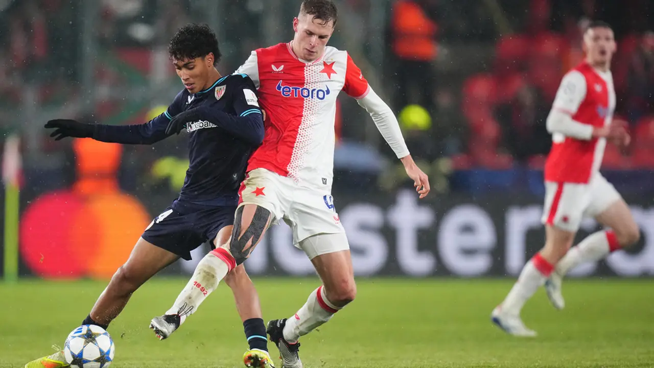 Selton Sanchez dari Athletic Bilbao berduel memperebutkan bola dengan David Zima dari Slavia Praha