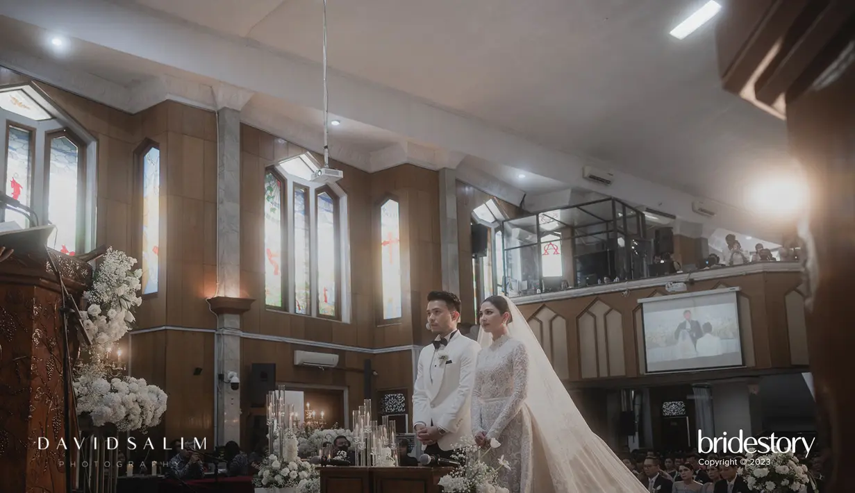 Jessica Mila melangsungkan pemberkatan nikah dengan Yakub Hasibuan di Gereja HKBP Rawamangun, Jakarta Timur. [Credit: Bride Story].