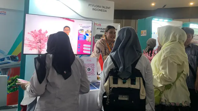 Potret pelamar kunjungi stan perusahaan di acara TKM Expo 2026 di SMESCO, Jakarta Selatan, pada hari Jumat (23/10/2026).