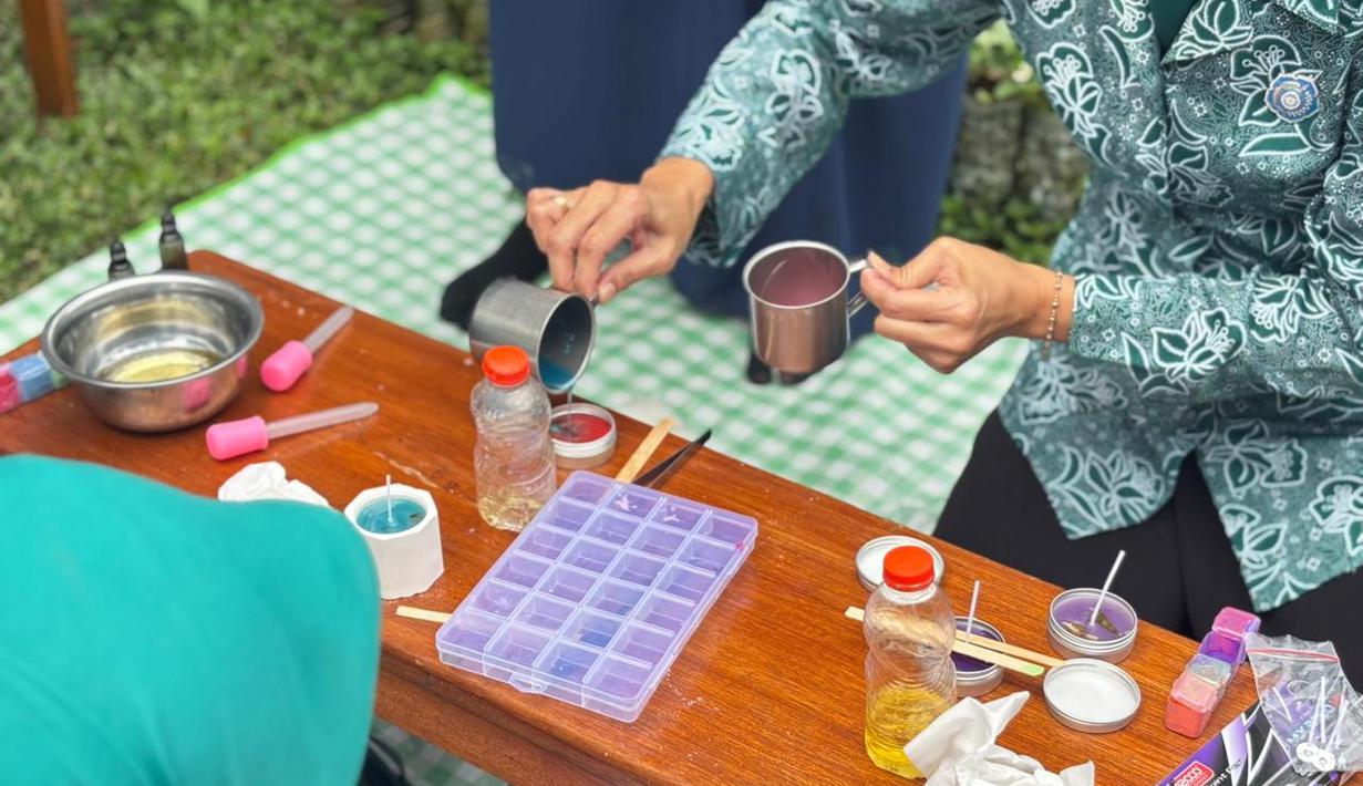 Para peserta mempraktikkan langsung cara membuat sabun cuci dari minyak jelantah. Inovasi ini membantu mengurangi limbah cair rumah tangga sekaligus membuka peluang usaha baru. (Adv/BRI Peduli)