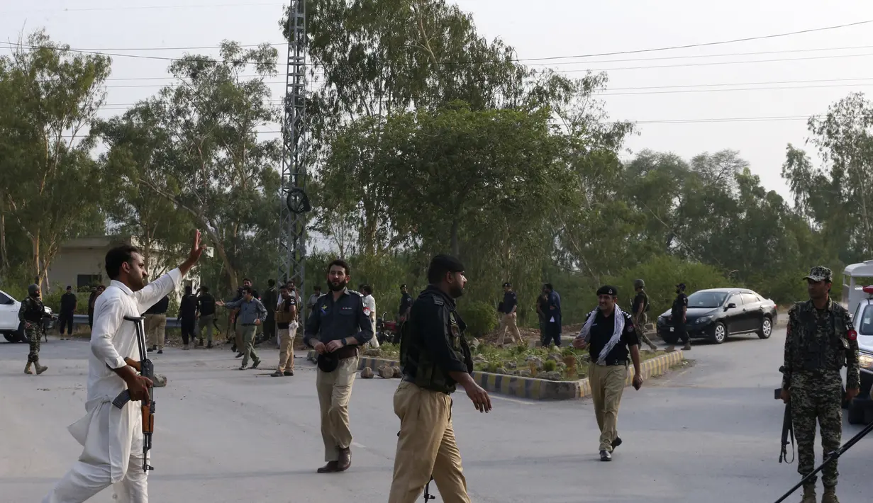 Tidak ada yang bertanggung jawab atas pengeboman itu, tetapi kecurigaan kemungkinan besar jatuh pada Taliban Pakistan, yang telah meningkatkan serangan terhadap pasukan keamanan dalam beberapa bulan terakhir. (AP Photo/Mohammad Sajjad)