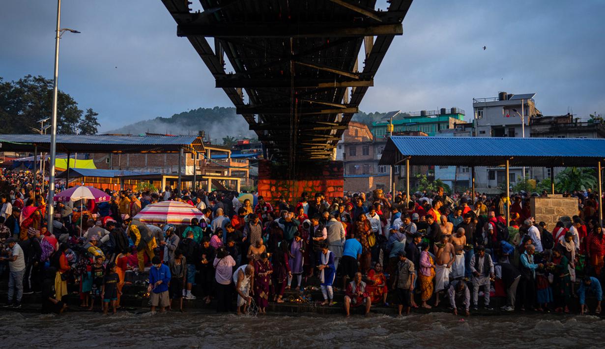 Kuse Aunsi juga merupakan festival Hindu Nepal dalam merayakan ikatan ayah dan anak, setara dengan perayaan Hari Ayah. (AP Photo/Niranjan Shrestha)