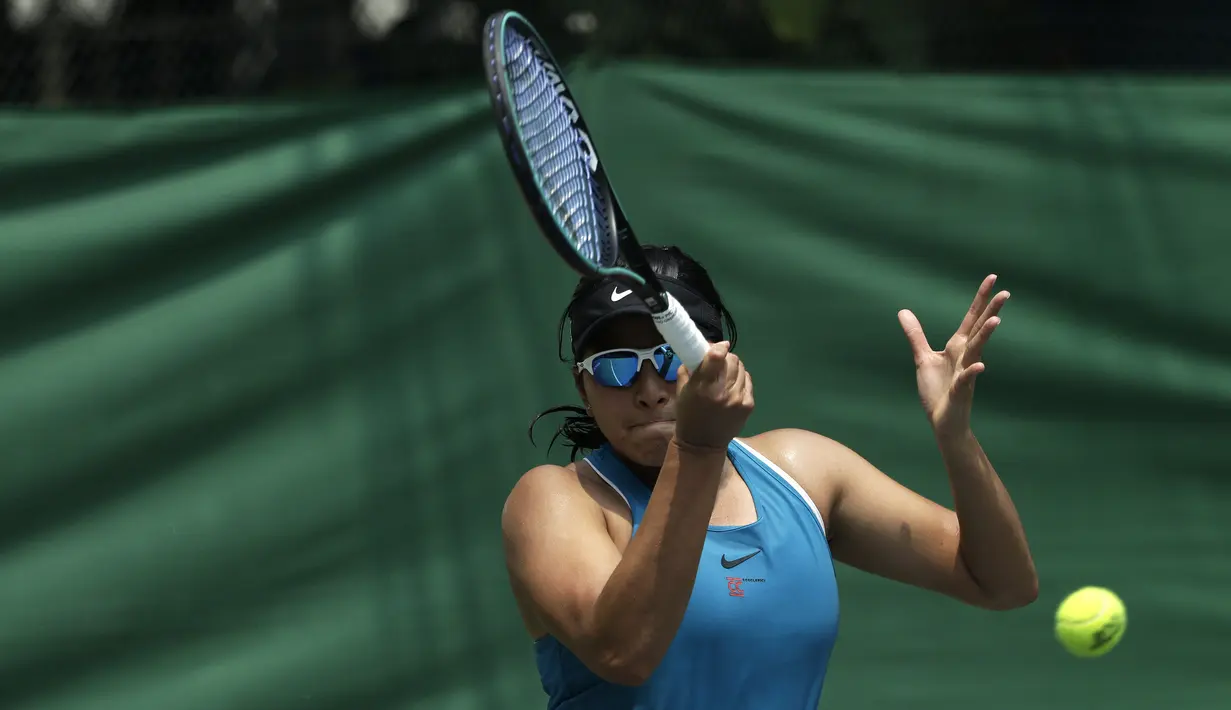Petenis Indonesia, Jessy Rompies, memukul bola pada laga perempat final nomor ganda putri BNI Tennis Open 2019 di lapangan tenis The Sultan Hotel, Jakarta, Rabu (20/11). Ajang ini diharapkan menjadi wadah persiapan atlet menjelang SEA Games 2019. (Bola.com/Yoppy Renato)