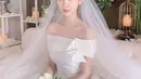 Dalam drama Private Lives yang dibintangi Seohyun SNSD, perempuan berusia 30 tahun ini mengenakan off-the-shoulder dress warna putih yang dilapisi tulle pada bagian rok (Instagram/seojuhyun_s).