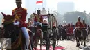 Pasukan berkuda mengiringi pembawa duplikat bendera pusaka dari Monumen Nasional menuju Istana di Jakarta, Rabu (17/8). Kegiatan tersebut dalam rangka memperingati HUT RI ke-71. (Liputan6.com/Faizal Fanani)