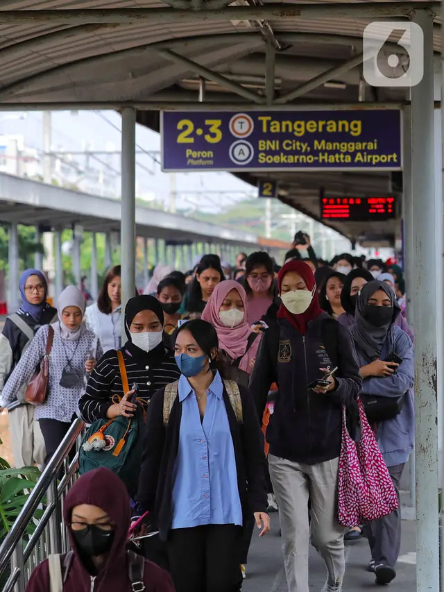 Subsidi KRL Berbasis NIK Bakal Bikin Kelas Menengah Makin Tertekan
