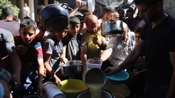 Penduduk setempat mengatakan pasukan Israel telah sepenuhnya mengisolasi wilayah utara, mengepung puluhan ribu keluarga tanpa makanan, air, dan obat-obatan. (Omar AL-QATTAA/AFP)