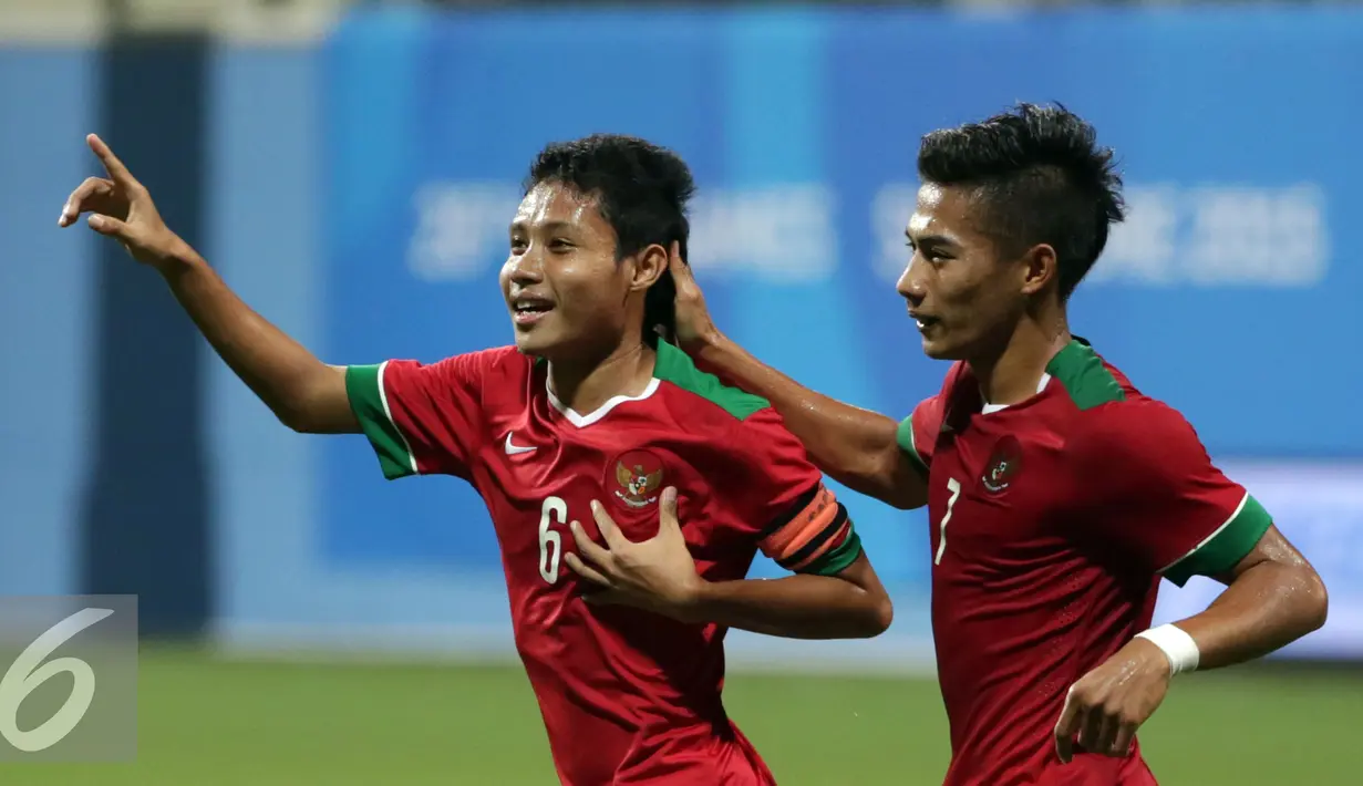 Gelandang timnas Indonesia U-23, Evan Dimas Darmono (kiri) berlari merayakan golnya ke gawang Filipina di laga penyisihan Grup A Sea Games 2015 di Stadion Jalan Besar, Singapura, Selasa (9/6/2015). Indonesia unggul 2-0. (Liputan6.com/Helmi Fithriansyah)