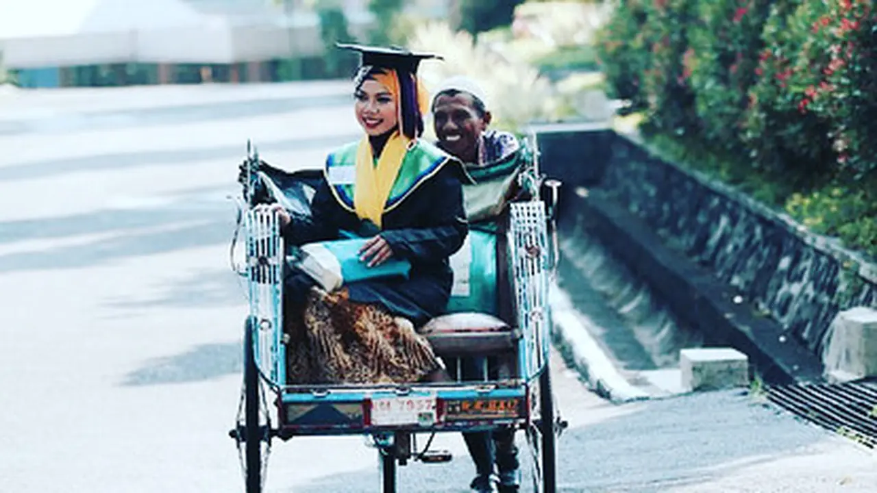 Kini Makin Sukses, Ini 6 Potret Terbaru Raeni Anak Tukang Becak yang Viral