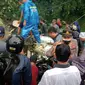 Sebuah pohon tumbang dan menimpa kendaraan minibus yang melintas di jalan utama penghubung Semingkir, Randudongkal - Pemalang. Akibatnya empat penumpang meninggal dunia. (Foto: Liputan6.com/Polres Pemalang)