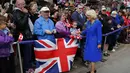 Istri Pangeran Charles, Camilla menyapa kerumunan warga yang menyambut kedatangannya ke Kanada, Senin (19/5/14). (REUTERS/Mark Blinch)
