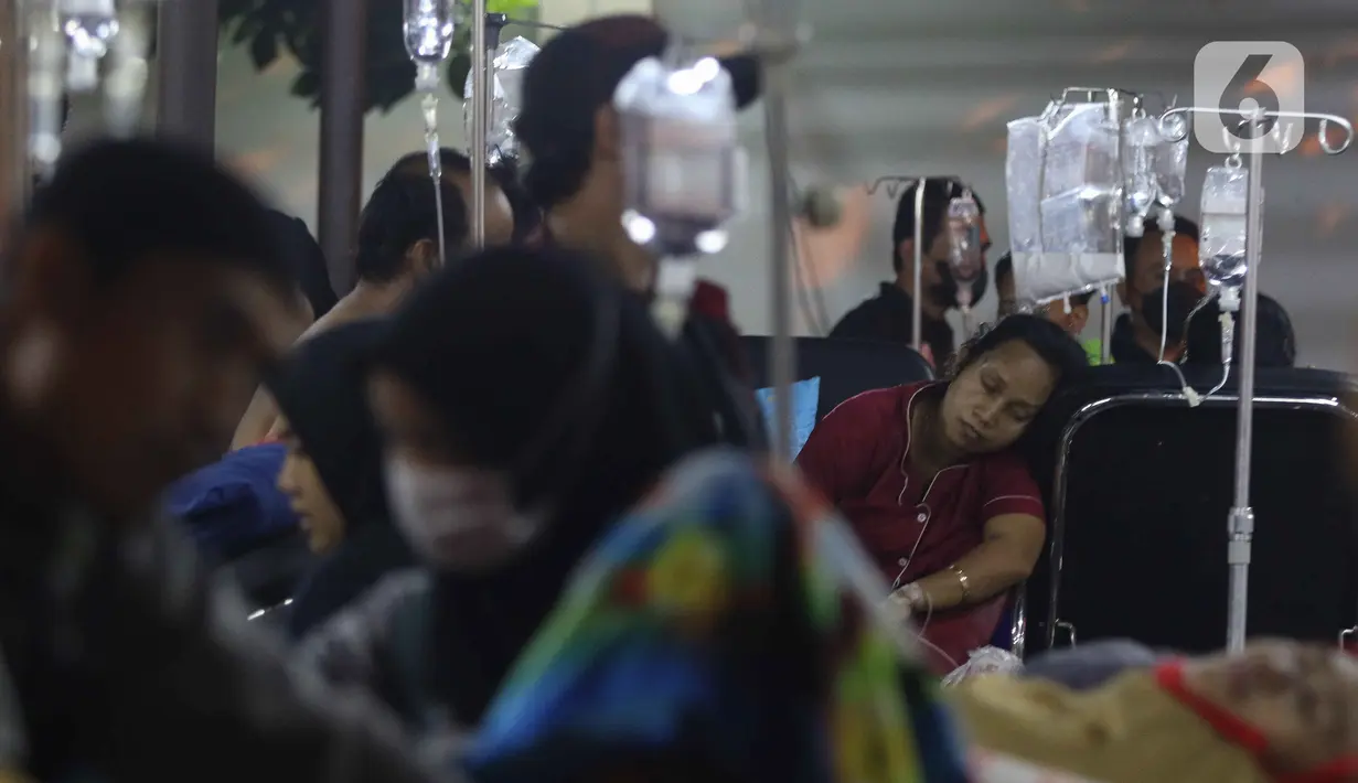 Korban gempa menjalani perawatan di RSUD Sayang, Kabupaten Cianjur, Jawa Barat, Senin (21/11/2022). Data BNPB mencatat, hingga pukul 19.34 WIB sebanyak 62 warga menjadi korban meninggal dunia dan 25 orang tercatat masih tertimbun reruntuhan akibat gempa dengan kekuatan 5,6 SR di Kabupaten Cianjur. (Liputan6.com/Herman Zakharia)