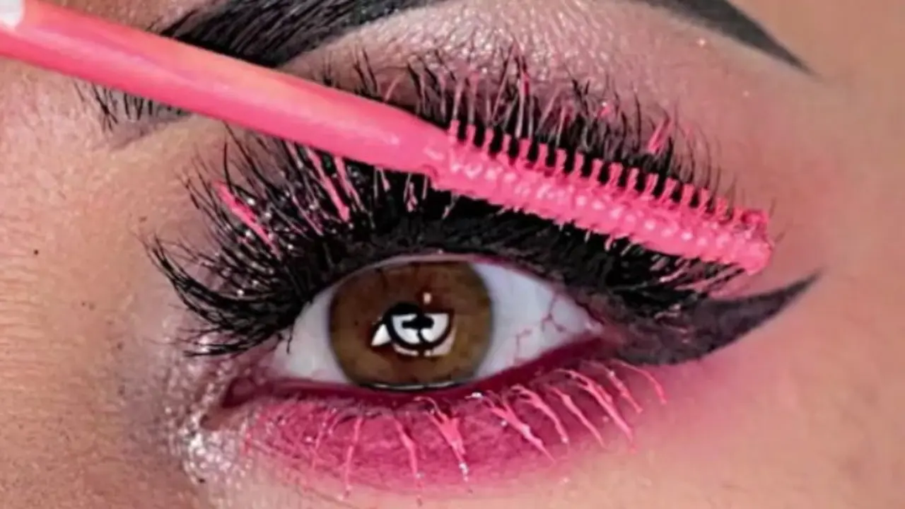 Unik Banget, Coba Pakai Maskara Warna Pink, Yuk!