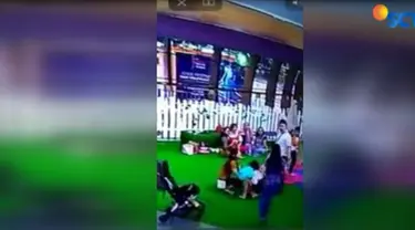 Tak sengaja putrinya tersenggol ayunan, seorang bapak menendang seorang bocah laki-laki di arena bermain sebuah pusat perbelanjaan di kawasan Kelapa Gading.