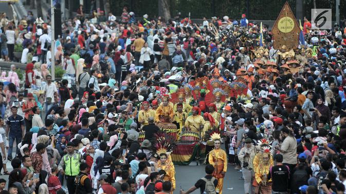 Warga memadati Jakarta Karnaval (Jakarnaval) 2018 di Jalan Medan Merdeka Selatan, Jakarta, Minggu (8/7). Karnaval yang mengusung tema Asian Games dimulai dari depan Balai Kota. (Merdeka.com/Iqbal S Nugroho)