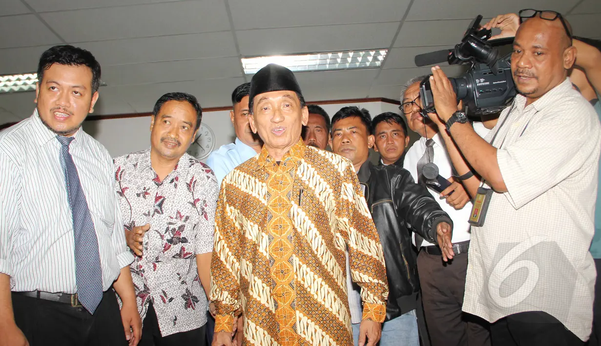 Mantan Bupati Bangkalan, Fuad Amin saat tiba di Pengadilan Tipikor, Jakarta, Senin (23/3/2015). Fuad menjadi saksi Antonius Bambang Djatmiko atas kasus dugaan suap jual beli gas alam di Bangkalan, Jawa Timur. (Liputan6.com/Helmi Afandi)