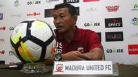 Djoko Susilo, pelatih sementara Madura United. (Bola.com/Aditya Wany)