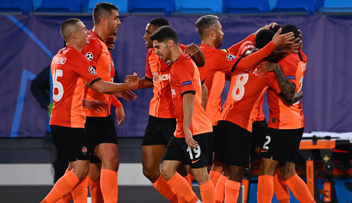 Pemain Shaktar Donetsk merayakan gol yang dicetak ke gawang Real Madrid pada laga Liga Champions 2020/2021 di Estadio Alfredo Di Stefano, Rabu (21/10/2020) malam WIB. Real Madrid kalah 2-3 oleh Shaktar Donetsk. (AFP/Gabriel Bouys)