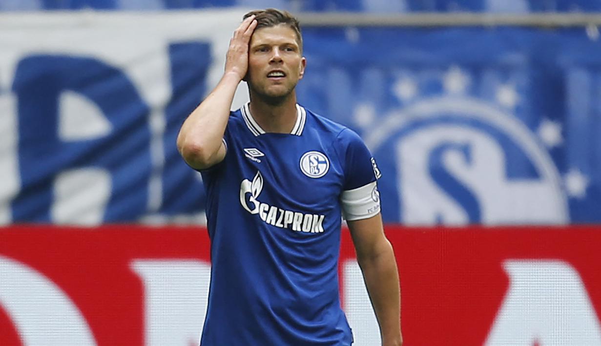 Klaas-Jan Huntelaar. Striker Belanda ini pensiun di Schalke di usia 38 tahun, 1 Juli 2021. Total tampil 744 laga bersama klub maupun timnas, dengan torehan 408 gol dan 120 assist. Ia pernah mencapai nilai jual tertinggi sebesar 20 juta euro bersama Real Madrid dan Schalke. (AFP/Pool/Leon Kuegeler)
