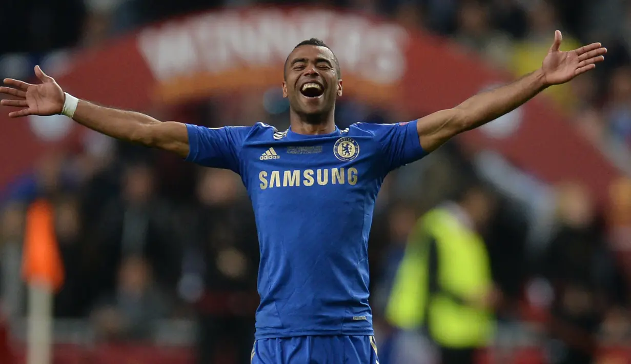 Ashley Cole. Bek asal Inggris ini meninggalkan Arsenal pada musim 2006/2007 menuju Chelsea. Pada musim 2009/2010 ia sukses meraih gelar Premier League bersama Chelsea setelah sebelumnya mampu meraih 2 gelar Premier League bersama Arsenal pada musim 2001/2002 dan 2003/2004. (AFP/Andrew Yates)