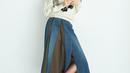 Gaya kasual Lee Yo Won dengan padanan sweater, rok denim dan topi. [Foto: IG/yowon_official].
