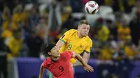 Bek Timnas Australia, Harry Souttar (atas) memenangi duel udara dengan striker Korea Selatan, Cho Gue-sung pada laga perempatfinal Piala Asia 2023 di Al Janoub Stadium, Al Wakrah, Qatar, Jumat (2/2/2024) malam waktu setempat. (AP Photo/Thanassis Stavrakis)