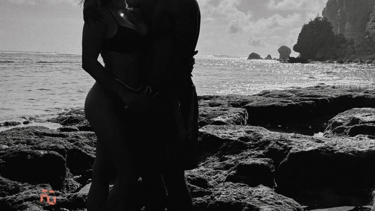 Ciuman Romantis Dengan Sang Suami