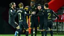 Para pemain Barcelona merayakan gol yang dicetak oleh Lionel Messi ke gawang Granada pada laga Liga Spanyol di Stadion Los Carmenes, Sabtu (9/1/2021). Bracelona menang dengan skor 4-0. (AP/Jose Breton)