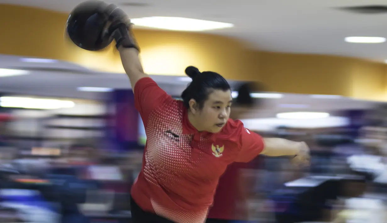 Atlet bowling Indonesia, Elsa Maris, melakukan selebrasi usai meraih medali emas cabang tenpin bowling TPB 4 di Jaya Ancol Bowling Center, Jakarta, Selasa (9/10/2018). (Bola.com/Vitalis Yogi Trisna)