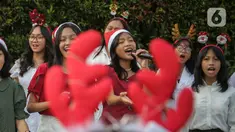 Paduan suara Sekolah Minggu Gereja Toraja Depok saat menyanyikan lagu lagu rohani di Bundaran HI, Jakarta, Jumat (22/12/2023). (Liputan6.com/Angga Yuniar)