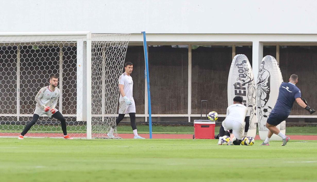 Para pemain Timnas Indonesia menggelar sesi latihan resmi jelang melawan Saint Kitts and Nevis pada laga perdana FIFA Series 2026 di Stadion Madya, Kompleks Gelora Bung Karno, Jakarta, Kamis (26/3/2026). (Bola.com/M Iqbal Ichsan)