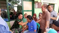 Kapten Inf Tatang Taryono, Komandan Koramil (Danramil) 2101/Sukaraja yang terjun langsung memberikan penanganan terapi gratis kepada masyrakat yang membutuhkan terapi saraf. (Dokpri)