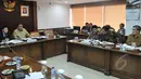 Suasana rapat antara DPR dengan KPU di Gedung Nusantara III Kompleks Parlemen, Senayan, Jakarta, Senin (4/5/2015). Keputusan KPU tentang dualisme kepengurusan partai politik yang berhak ikut Pilkada menuai reaksi dari DPR (Liputan6.com/Andrian M Tunay)
