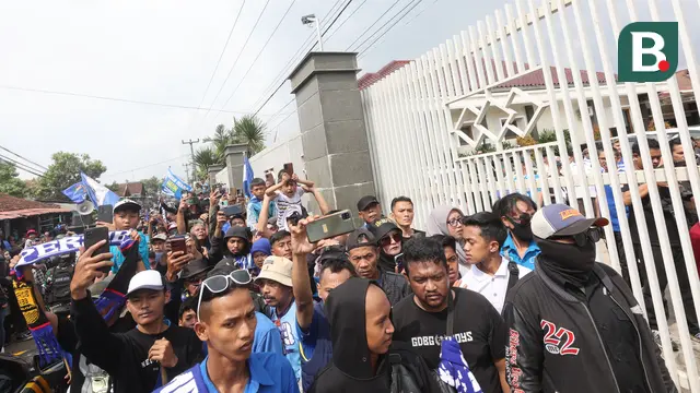 Foto: Perjuangan Pemain Persib Menembus Adangan Ribuan Bobotoh Menuju Rumah Haji Umuh