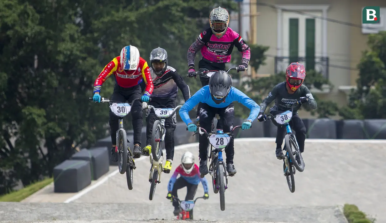 Para pebalap sepeda BMX di kelas Men Elite bertarung di babak final pada Jakarta International BMX 2020 yang digelar di Sirkuit BMX Pulomas, Minggu (16/2/2020). (Bola.com/Peksi Cahyo)
